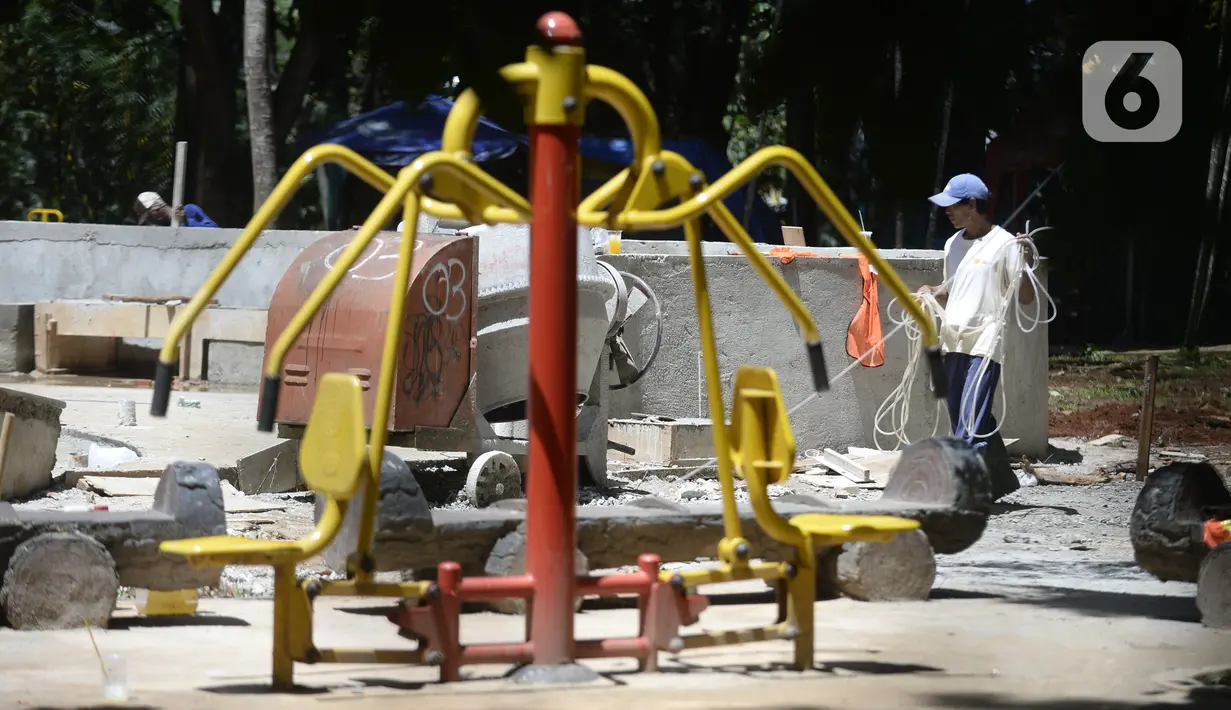 Pekerja menyelesaikan pembangunan taman bermain anak-anak untuk melengkapi fasilitas di Taman Kota 1, Tangerang Selatan, Banten, Selasa (1/12/2020). Kawasan terbuka hijau seluas 7,2 hektare tersebut sebagai tempat rekreasi alam murah meriah. (merdeka.com/Dwi Narwoko)