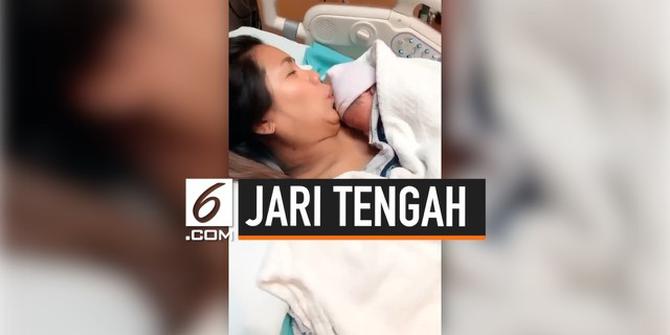 VIDEO: Bayi Baru Lahir Unjuk Jari Tengah pada Ayahnya