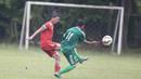 Bek sayap Persija Jakarta, Ismed Sofyan, mengamankan bola dari rebutan pemain PS AD pada laga uji coba di Lapangan Villa 2000, Tangerang, Jumat (4/3/2016). (Bola.com/Vitalis Yogi Trisna)
