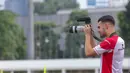 Striker naturalisasi kelahiran Dordrecht, Belanda, itu hanya bisa menyaksikan aktivitas rekan-rekannya berlatih lantaran mengalami cedera. (Bola.com/M Iqbal Ichsan)