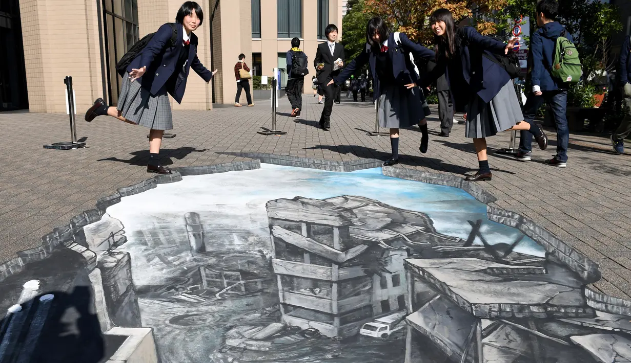 Sejumlah siswa berpose di depan karya ilusi optik bergambar kota Aleppo yang hancur akibat perang di kampus Universitas Meiji di Tokyo, Jepang (18/11). Karya ini mendorong agar para siswa ikut prihatin terkait perang di Suriah. (AFP/Toshifumi Kitamura)