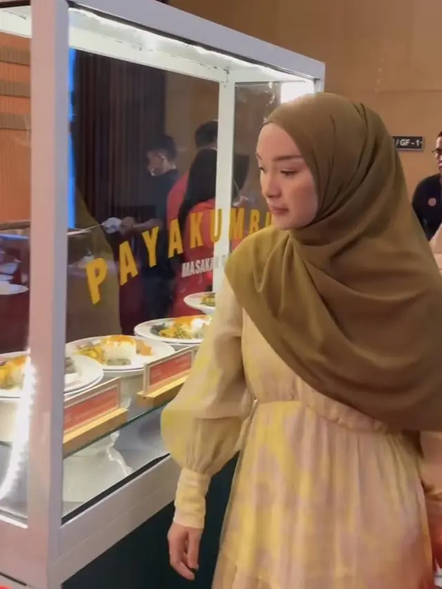 7 Potret Zaskia Gotix Tampil Berhijab Usai Jalani Umrah, Makin Menawan