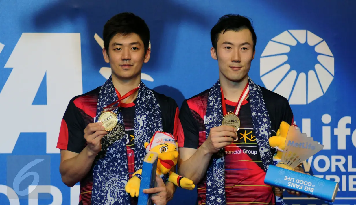 Lee Yong Dae (kiri) dan Yoo Yeon Seong saat berada di podium usai menumbangkan Chai Biao/Hong Wei (Tiongkok) di final BCA Indonesia Open 2016, Jakarta, (5/6/2016). Lee Yong Dae/Yoo Yeon Seong unggul 13-21, 21-13, 21-16. (Liputan6.com/Helmi Fithriansyah)