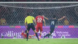 Pemain Timnas Indonesia, Justin Hubner, melakukan gol bunuh diri saat melawan Jepang pada Kualifikasi Piala Dunia 2026 Zona Asia di Stadion Gelora Bung Karno, Senayan, Jakarta, Jumat (15/11/2024) malam WIB. (Bola.com/Bagaskara Lazuardi)
&nbsp;
