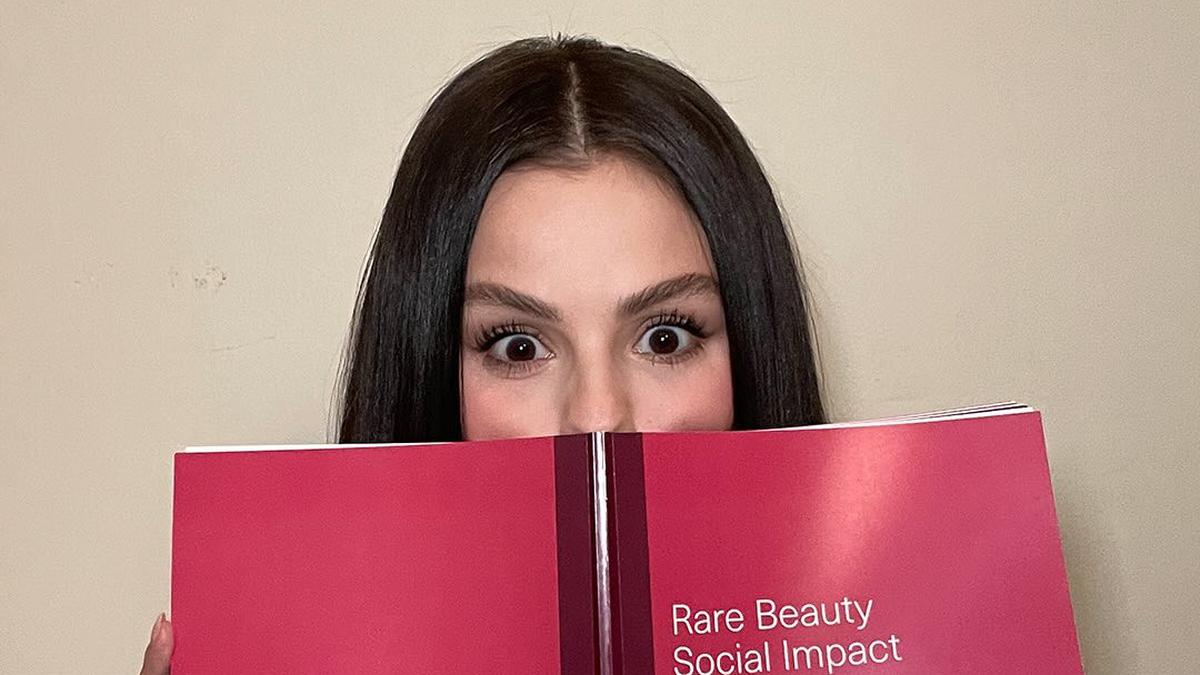 Selena Gomez Bicara Pengaruh Kecantikan terhadap Kesehatan Mental