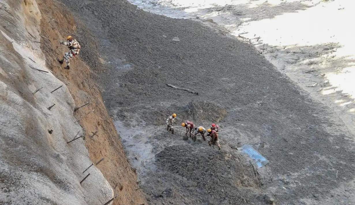 Personel ITBP memulai pekerjaan penyelamatan setelah sebagian dari gletser Nanda Devi terputus di daerah Tapovan, negara bagian utara Uttarakhand, India (7/2/2021). (Indo Tibetan Border Police via AP)