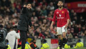 Pelatih Manchester United, Ruben Amorim memberikan instruksi pada Matheus Cunha di laga melawan Bournemouth, 16 Desember 2025. (AP Photo/Jon Super)