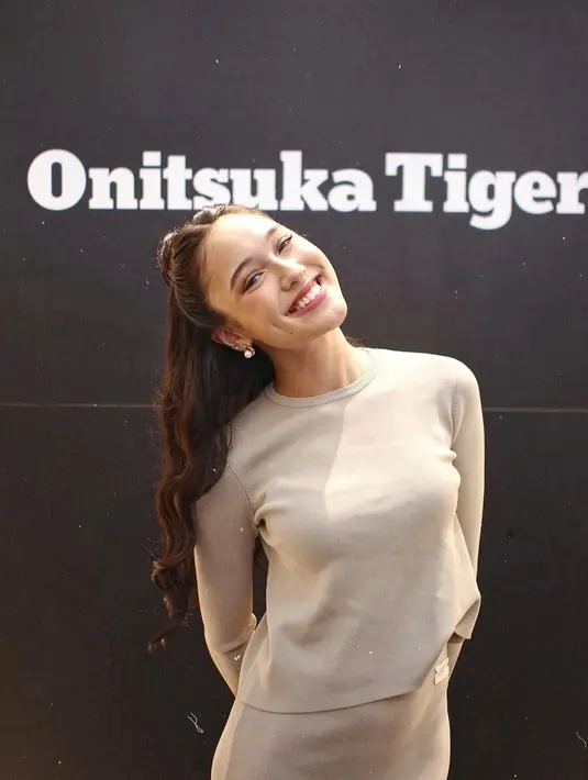 Dengan gaya rambut ini, Yasmin kenakan set long sleeve-midi skirt dan beige. Ditutup dengan sneakers putih [@yasminnapper]