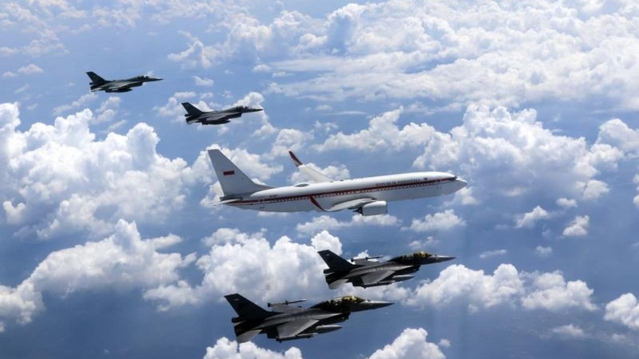 Enam Jet Tempur Kawal Penerbangan Presiden Prabowo Subianto ke Magelang
