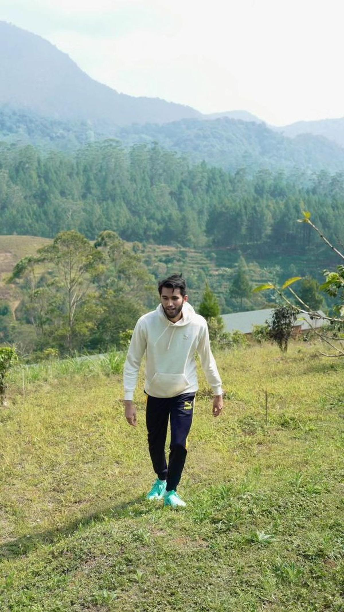 Pada bulan Agustus, Sabda juga terlihat menikmati waktu dengan mendaki bukit di daerah Jawa Barat.