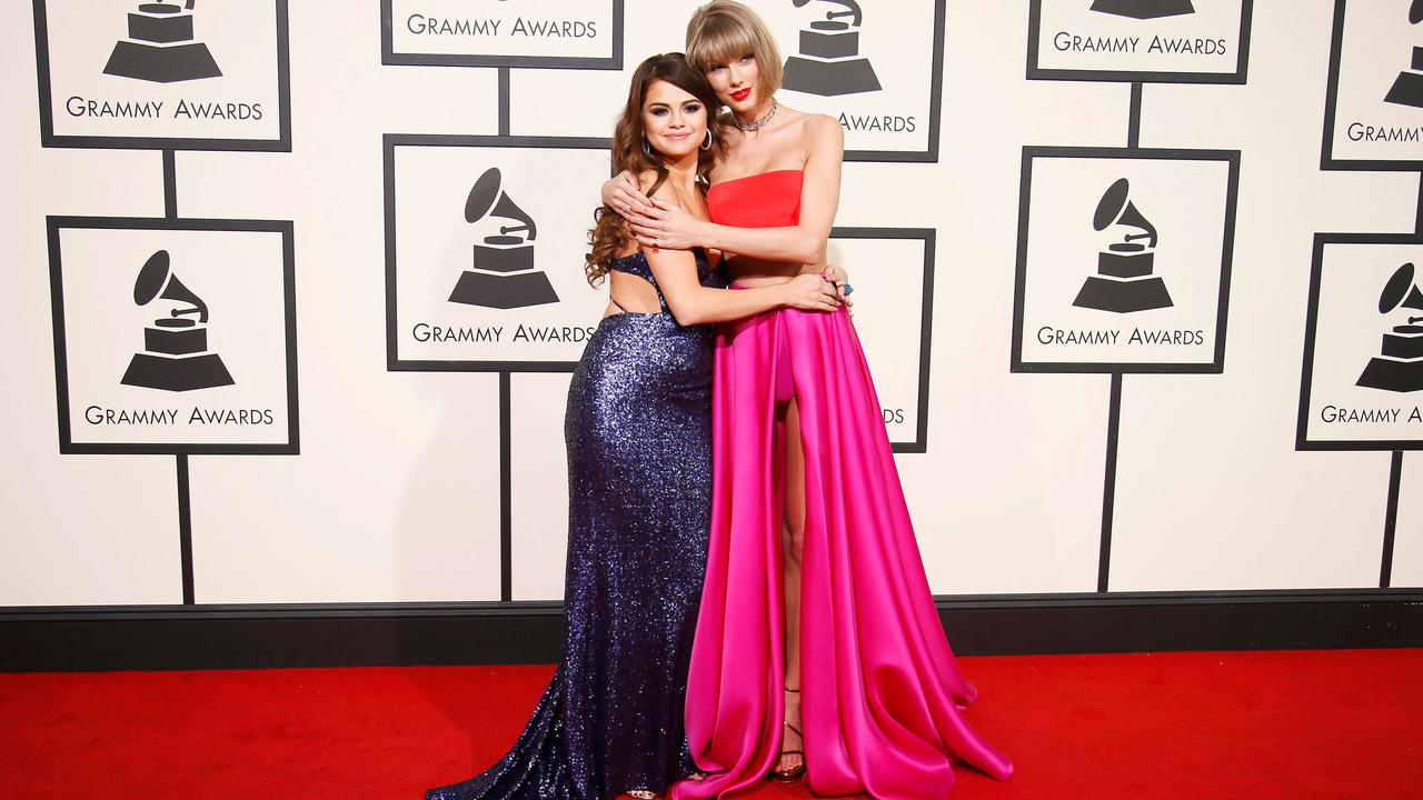 20160215-Hadiri Grammy Awards 2016, Taylor Swift dan Selena Gomez Peluk-pelukan-California