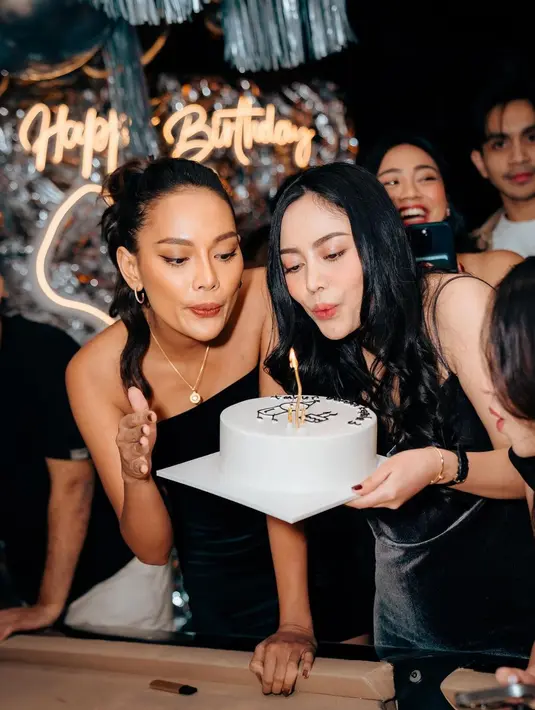 Terlihat juga turut hadir di acara ini, sang sahabat Erika Karlina dalam balutan strapless dress yang juga berwarna hitam. [Foto: Instagram/rachelvennya]