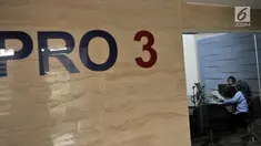 Presenter menyiarkan program di salah satu studio Radio Republik Indonesia (RRI), Jakarta, Rabu (11/9/2019). Sudah 74 tahun RRI mengudara dalam menyiarkan berbagai informasi kepada masyarakat sejak pasca Kemerdekaan RI hingga saat ini. (merdeka.com/Iqbal Nugroho)