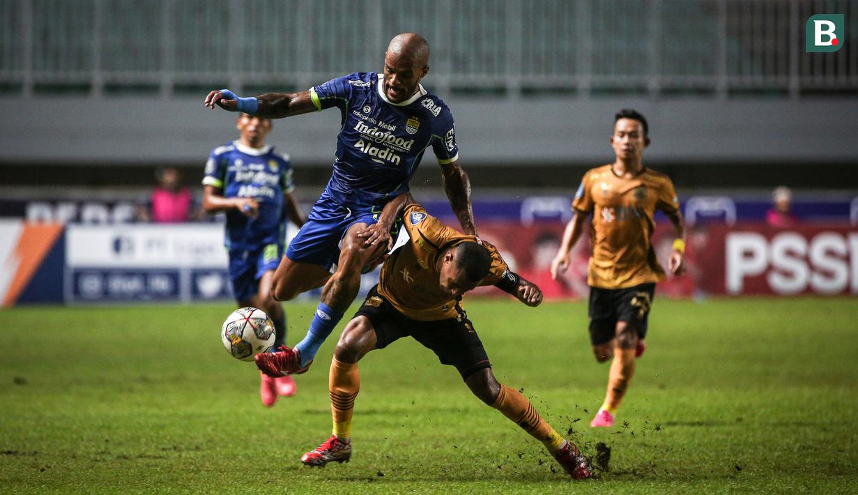 <p>Pemain Persib Bandung, David Da Silva (kiri)&nbsp;berusaha melewati hadangan pemain Bhayangkara FC, Ruben Sanadi pada laga lanjutan BRI Liga 1 2022/2023 antara Persib Bandung melawan Bhayangkara FC di Stadion Pakansari, Bogor, Jumat (24/03/2023). (Bola.com/Bagaskara Lazuardi)</p>