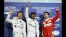 Inilah tiga pebalap yang menempati tiga posisi teratas, Nico Rosberg, Lewis Hamilton (tengah), dan Sebastian Vettel (kanan), dalam kualifikasi F1 GP Bahrain di Sirkuit Internasional Sakhir, Bahrain, Sabtu (2/4/2016). (Bola.com/Twitter)