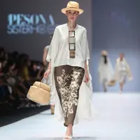 NY by Novita Yunus menghadirkan 24 look busana kasual didominasi warna putih bertema Pure Resort di panggung JFW 2019.