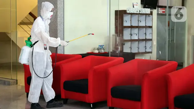 Gedung KPK Rutin Disemprot Disinfektan