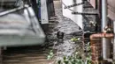 Warga menyusuri banjir yang merendam permukiman di Kebon Pala, Jakarta, Senin (8/2/2021). Banjir di Kebon Pala terus meninggi pada dini hari tadi hingga mencapai ketinggian 2,5 meter.  (merdeka.com/Iqbal S. Nugroho)
