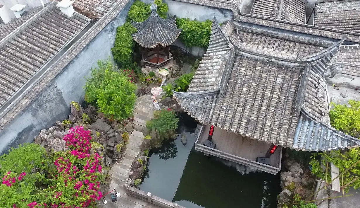 Foto yang diabadikan dari udara pada 19 Mei 2020 ini menunjukkan para staf yang tampil dalam siaran langsung daring (livestreaming) melalui ponsel di sebuah kawasan sejarah dan budaya di Fuzhou, Provinsi Fujian, China tenggara, (19/5/2020). (Xinhua/Lin Shanchuan)