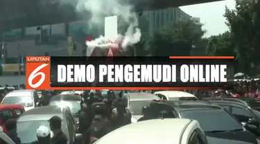 Aksi sempat memanas saat pendemo juga membakar ban dan atribut perusahaan.