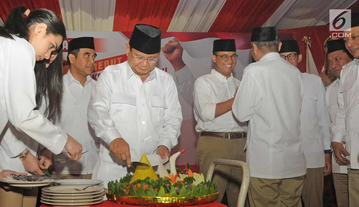 Ketua Dewan Pembina Partai Gerakan Indonesia Raya (Gerindra), Prabowo Subianto memotong tumpeng dalam acara Hari Ulang Tahun ke-10 Tahun yang digelar di kantor DPP Partai Gerindra, Jakarta, Sabtu (10/2). (Liputan6.com/Herman Zakharia)