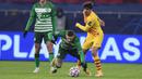Penyerang Barcelona, Francisco Trincao, berebut bola dengan bek Ferencvaros, Marcel Heister, pada laga lanjutan Liga Champions di Puskas Arena, Kamis (3/12/2020) dini hari WIB. Barcelona menang 3-0 atas Ferencvaros. (AFP/Attila Kisbenedek)