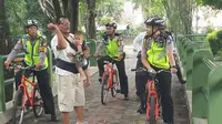 Segerombolan polisi bersepeda menyusuri Kebun Binatang Surabaya sempat membuat kaget para pengunjung. (Liputan6.com/Dhimas Prasaja).