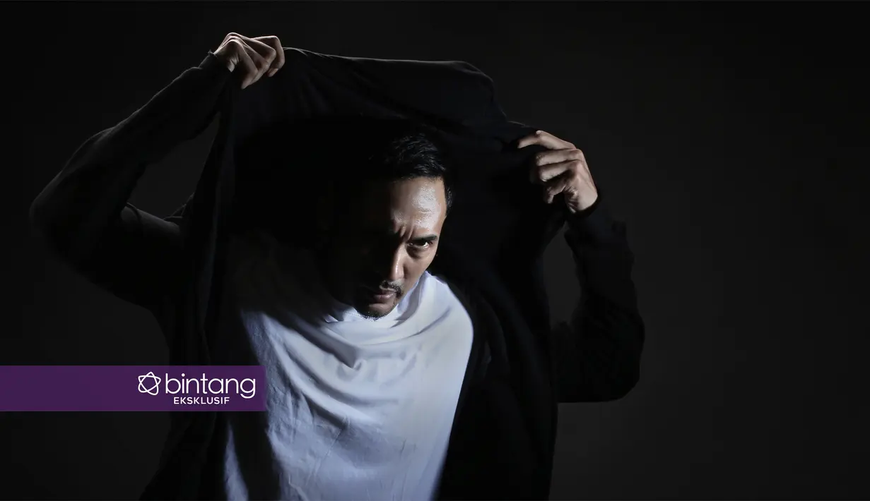 Kejadian tahun lalu, mendekam dibalik jeruji besi, dijadikan Restu Sinaga sebagai bagian dari masa lalu. Sebuah cermin agar ia tidak lagi terperosok dalam penyalahgunaan barang haram itu.  (Bambang E. Ros/Bintang.com)