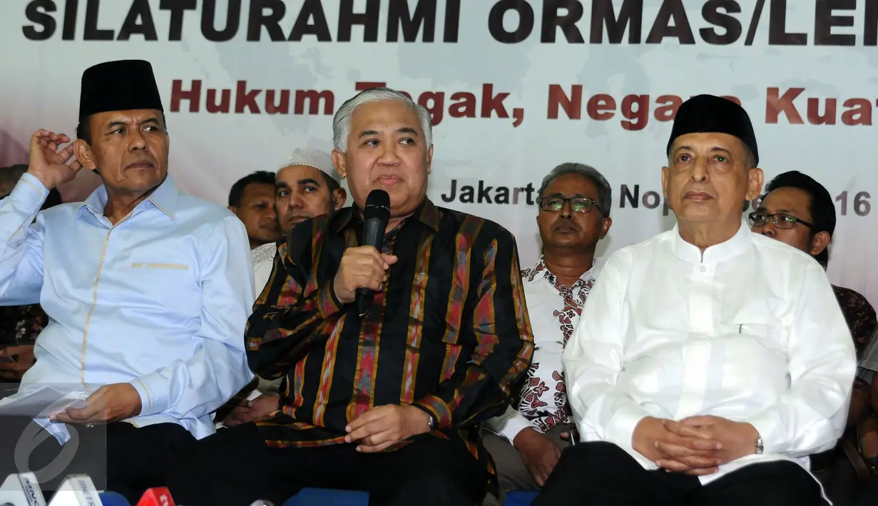 Din Syamsuddin (tengah) bersiap memberi pernyataan terkait ditetapkannya Basuki Tjahaja Purnama (Ahok) sebagai tersangka kasus penistaan agama, Jakarta, Rabu (16/11). Din bersyukur kasus tersebut tak merembet ke hal lain. (Liputan6.com/Helmi Fithriansyah)