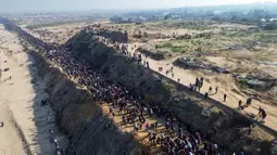 Mereka berbondong-bondong melewati jalur pantai Gaza pada 27 Januari 2025. (Foto oleh AFP)