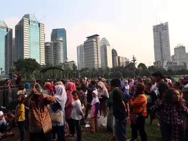 Artis Lilis Bintang Pantura menghibur Penonton  yang menyaksikan Pagelaran musik dangdut marawis Betawi di ex Driving Golf Gelora Bung Karno, Senayan, Jakarta, Sabtu (15/4). (Liputan6.com/Johan Tallo)