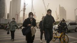 Badai debu dan pasir membuat indeks kualitas udara melonjak di ibu kota China pada Rabu (22/3) pagi. (AP Photo/Mark Schiefelbein)