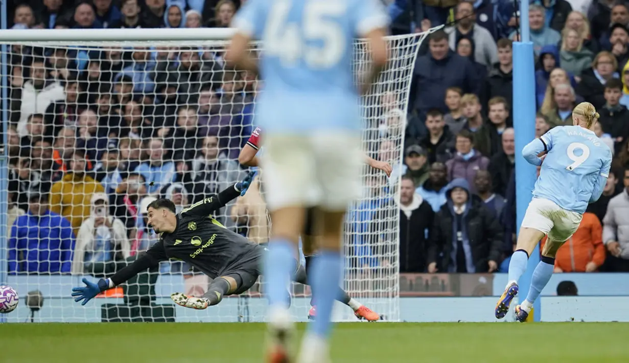Erling Haaland jadi aktor utama berkat dua gol yang ia cetak. Sebelumnya, Phil Foden membuka pesta gol tuan rumah lewat sundulan tajam di babak pertama. (AP Photo/Dave Thompson)