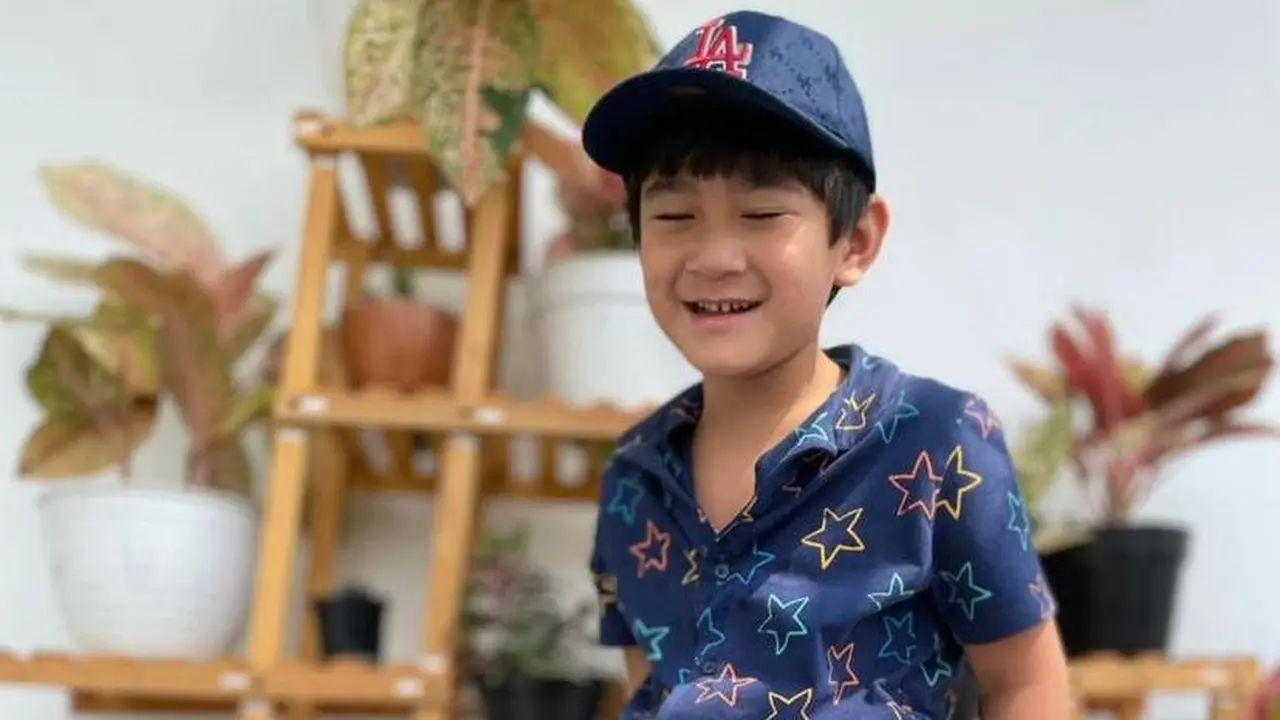 Gaya Rafathar Saat ke Sekolah Curi Perhatian, Harga Outfitnya Capai Jutaan