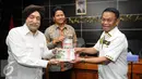 Penulis buku Palu dan Godam Melawan Keangkuhan, Rusdy Mastura (kanan) menyerahkan buku Palu dan Godam Melawan Keangkuhan kepada tokoh nasional HAM, HS Dillon saat peluncuran di Jakarta, Rabu (29/6). (Liputan6.com/Helmi Fithriansyah)