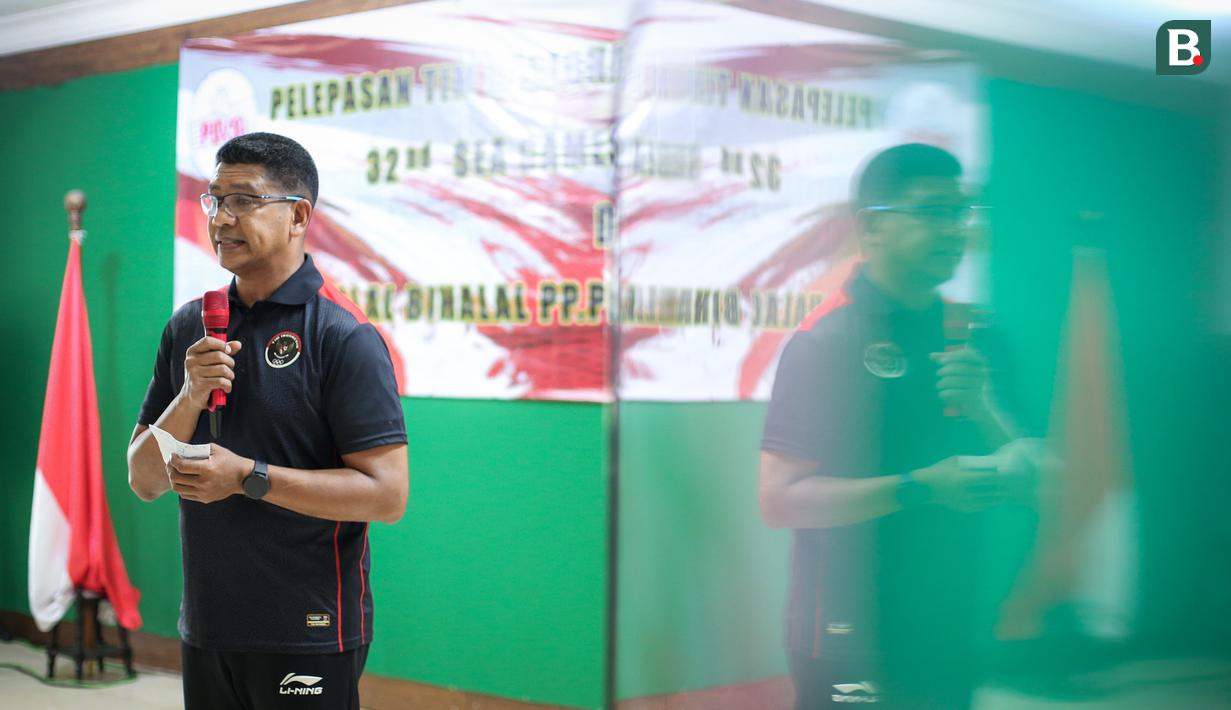 <p>Manajer Timnas Voli Indonesia, Loudry Maspaitella memberikan sambutan saat pelepasan Timnas Voli Indonesia untuk SEA Games 2023 di Padepokan Voli Jenderal Polisi Kunarto, Sentul, Sabtu (29/04/2023). (Bola.com/Bagaskara Lazuardi)</p>