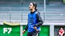 Beberapa kali momen olahraga sepakbola bareng teman-temannya, kerap dibagikan Abidzar di media sosial Instagram. Potretnya dengan memakai baju bola dan mengolah si kulit bundar di lapangan hijau. Ia pun kerap curi perhatian banyak penggemarnya. (Liputan6.com/IG/@abidzar73)