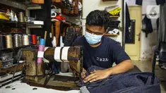 Penjahit menjahit bahan di Nyoel Jeans co, Jakarta, Jumat (22/10/2021). Harga kapas acuan dunia berhasil melesat hingga level tertingginya dalam satu dekade terakhir karena beberapa faktor yang mempengaruhinya. (Liputan6.com/Faizal Fanani)
