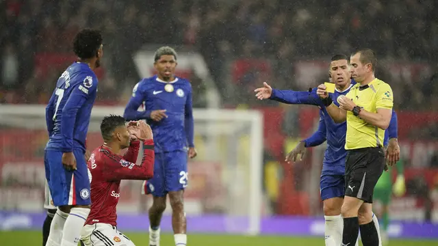 Gelandang Manchester United Casemiro menerima kartu kuning kedua di laga lawan Chelsea di Old Trafford di laga pekan kelima Premier League 2025/2026, Sabtu (20/09/2025). (AP Photo/Dave Thompson)