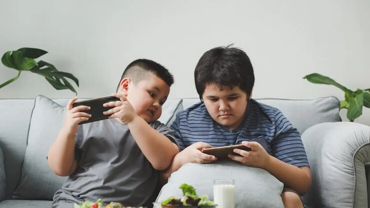 Ilustrasi anak main game freepik