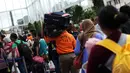 Para calon penumpang KA membawa barang bawaan, seperti tas koper besar di Stasiun Senen, Jakarta. Foto diambil pada Senin (29/12/2014). (Liputan6.com/Faizal Fanani)