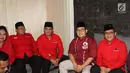 Suasana pertemuan Ketua Umum PKB Muhaimin Iskandar atau Cak Imin (dua kanan) dengan jajaran pengurus PDIP di Kantor PKB, Jakarta, Selasa (10/4). Dalam kesempatan ini, Hasto mengutarakan harapan PKB ikut mengawal Pilkada Jatim. (Liputan6.com/Angga Yuniar)