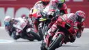 Selepas start, Fabio Quartararo yang menempati posisi start kedua langsung melesat memimpin lomba. Tepat dibelakang Quartararo diisi Francesco Bagnaia, Takaaki Nakagami, Maverick Vinales, dan Alex Rins yang melengkapi posisi lima besar. (AP/Peter Dejong)