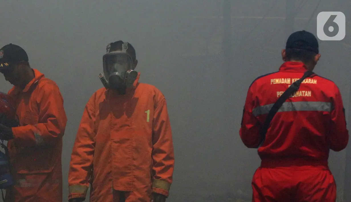 Petugas pemadam kebakaran seusai memadamkan api di lapak ban bekas, Desa Bojong Nangka, Gunung Putri, Bogor, Kamis (22/4/2021). Kebakaran lapak ban bekas yang terjadi Senin (19/4) petang tersebut hingga saat ini belum bisa dipadamkan. (Liputan6.com/Herman Zakharia)
