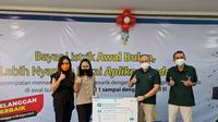 General Manager PLN UID Jakarta Raya Doddy B. Pangaribuan memberikan apresiasi secara langsung kepada Yuni sebagai satu di antara 320 pelanggan yang mendapat apresiasi dalam program Pelanggan Terbaik (Foto: PLN)