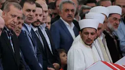 Presiden Turki Recep Tayyip Erdogan menghadiri upacara pemakaman korban upaya kudeta militer yang dilakukan terhadapnya, di masjid Fatih, Istanbul, Minggu (17/7). Kudeta militer Turki pada Jumat kemarin menewaskan 265 orang. (REUTERS/Alkis Konstantinidis)