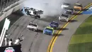Mobil yang dikendarai Ryan Newman (6) terbang ke udara saat terlibat kecelakaan dalam NASCAR Daytona 500 di Daytona International Speedway, Daytona Beach, Florida, Amerika Serikat, Senin (17/2/2020). Belum diketahui kondisi pembalap berusia 42 tahun tersebut. (AP Photo/David Graham)