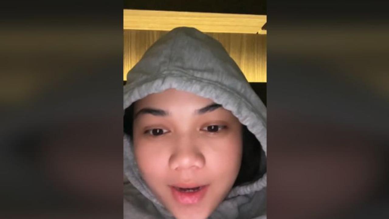 "Terus tadi nih lihat Instastory nya ada lagi tingkahnya," ujar wanita ini.