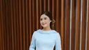 Erina Gudono terlihat elegan dengan setelan baju kurung dan rok panjang baby blue. Rambut panjangnya di updo rapi dengan tusuk konde yang simple [@erinagudono]