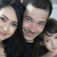 Nafa Urbach bersama Zack Lee dan putrinya, Mikha (Instagram/@nafaurbach)